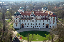 http://upload.wikimedia.org/wikipedia/commons/thumb/0/07/Celler_Schloss_April_2010.jpg/220px-Celler_Schloss_April_2010.jpg