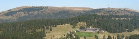 Blick vom Herzogenhorn übers Bundesleistungszentrum zum Feldberg-Gipfel sowie Seebuck (rechts) am 10.10.2006 