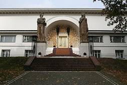 http://upload.wikimedia.org/wikipedia/commons/thumb/f/fb/DA-Ernst_Ludwig_Haus1.jpg/300px-DA-Ernst_Ludwig_Haus1.jpg