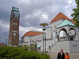 http://upload.wikimedia.org/wikipedia/commons/thumb/4/41/Darmstadt-Mathildenhoehe_mit_Hochzeitsturm_2005-05-08b.jpg/300px-Darmstadt-Mathildenhoehe_mit_Hochzeitsturm_2005-05-08b.jpg