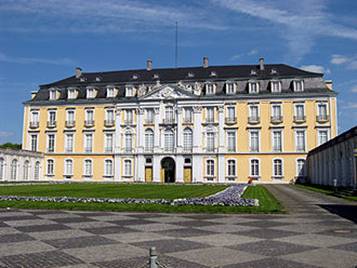 http://upload.wikimedia.org/wikipedia/de/thumb/9/9b/Schloss_Augustusburg_innenhof.jpg/330px-Schloss_Augustusburg_innenhof.jpg